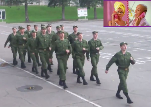 No vas a creer cómo estos soldados marchan cantando ‘Barbie Girl’ de Aqua (VIDEO)