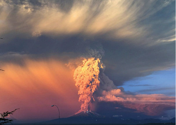 Graban a supuesto OVNI en erupción de volcán chileno (VIDEO)
