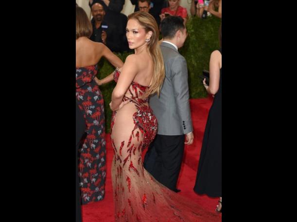 Jennifer Lopez sorprende con sus curvas de infarto (FOTOS)