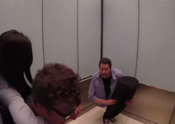 Este mago partió su cuerpo en dos y generó pánico en ascensor (VIDEO)