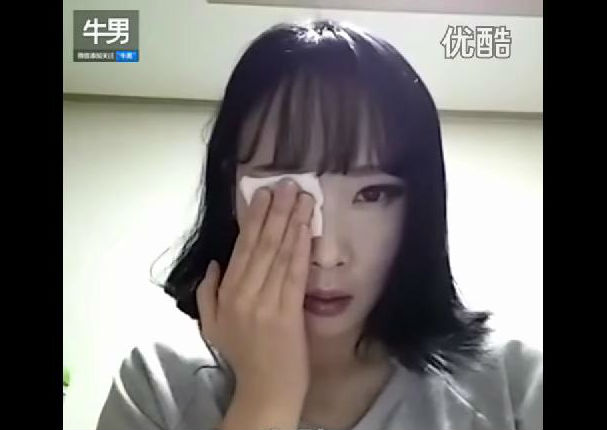 Mujer se quita maquillaje y su rostro cambia totalmente (VIDEO)