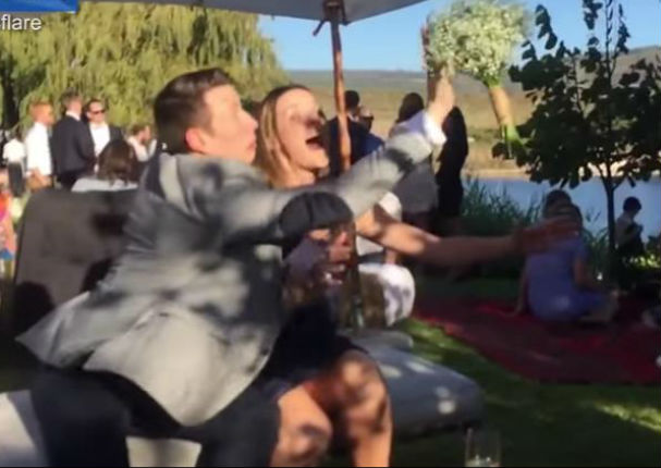 Novio entra en ‘pánico’ e impide que su pareja tome el bouquet en una boda (VIDEO)