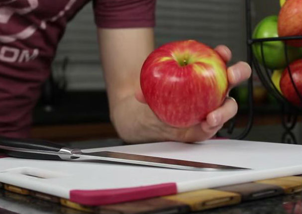 Esta sería la forma correcta de cortar una manzana (VIDEO)