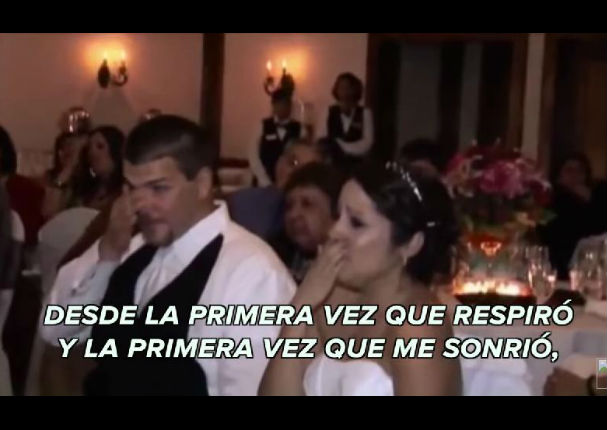 En su boda, su padre le dio un regalo que la hizo llorar junto a su esposo (VIDEO)