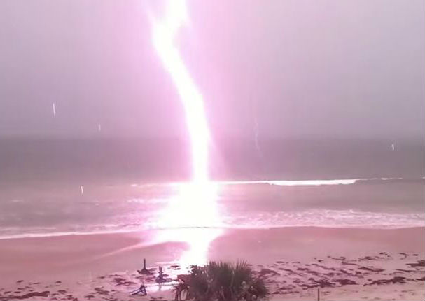 Un rayo transforma una tarde de playa en algo espectacular (VIDEO)