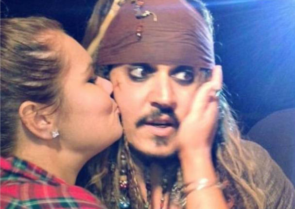 Mira la reacción de Johnny Depp cuando es besado por una fan (FOTO)