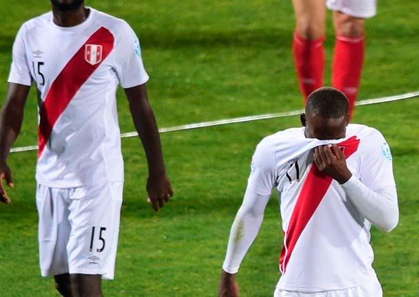 Luis Advícula conmueve con lágrimas después del partido con Chile (FOTOS)