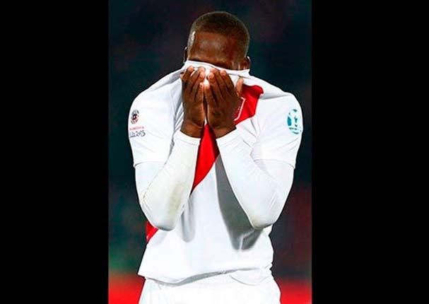 Luis Advícula conmueve con lágrimas después del partido con Chile (FOTOS)