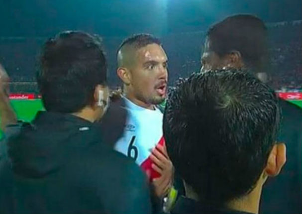 Mira el momento en el que Juan Manuel Vargas encaró al árbitro (VIDEO)