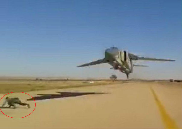 Avión casi lo decapita por meterse a la pista de aterrizaje (VIDEO)