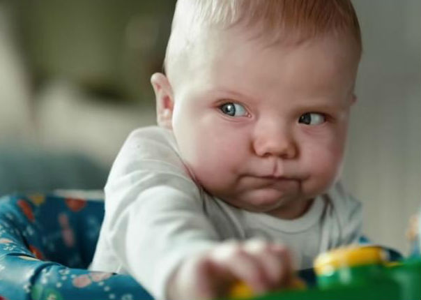 Esta son las caras que ponen los bebés cuando hacen popó (VIDEO)