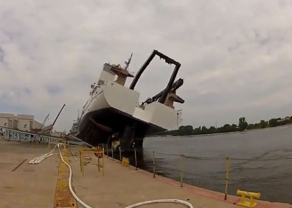 Estaba grabando cómo un barco entraba al mar hasta que… (VIDEO)