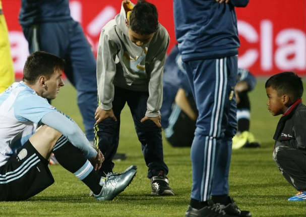 ¿Qué le dijeron a Lionel Messi los niños que lo consolaron tras la derrota ante Chile?