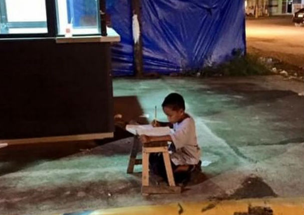 La foto de este niño conmovió al mundo y tuvo un final feliz (VIDEO)