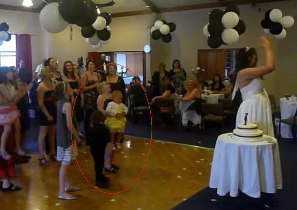 Esta niña deja caer a un bebé solo por agarrar bouquet de bodas (VIDEO)