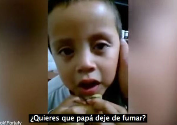 ¡Conmovedor! Niño le pide llorando a su papá que deje de fumar (VIDEO)