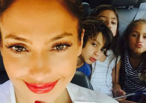 Jennifer Lopez comparte adorable selfie junto a sus hijos (FOTO)