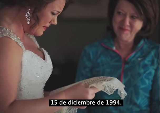 ¡Conmovedor! Su madre la hizo llorar con el regalo que le dio el día de su boda (VIDEO)