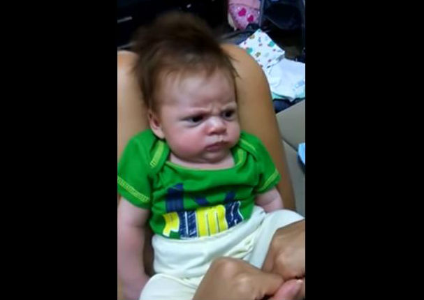 ¿Por qué esa carita? Este bebé malhumorado se ha convertido en viral (VIDEO)