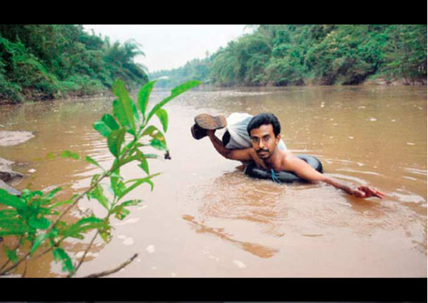 ¡Gran ejemplo! Profesor cruza un río diariamente para llegar a sus clases (FOTOS)