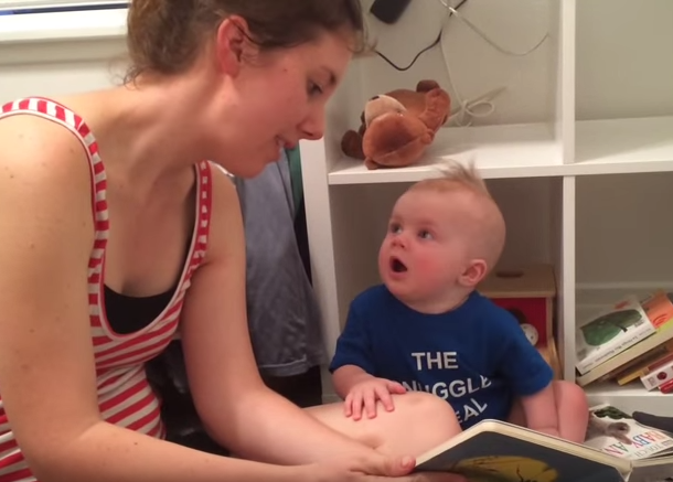 Mira la tierna reacción de este bebé cuando su libro termina (VIDEO)
