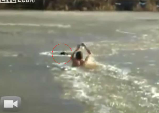 Él arriesgó su vida y se tiró a un lago congelado para salvar a un perro (VIDEO)