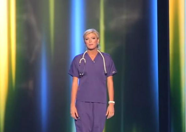 Ella salió vestida de enfermera en un concurso de belleza e inspiró a todos (VIDEO)