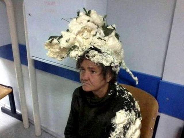 Mujer confundió espuma de construcción con la de cabello y quedó así (FOTO)