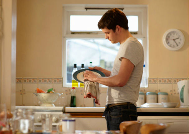 Los hombres que hacen las tareas del hogar serían más felices