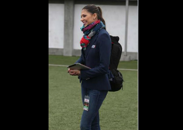 Perú vs. Colombia: Reportera colombiana llega a la Videna y alborotó a todos con su belleza (FOTOS)