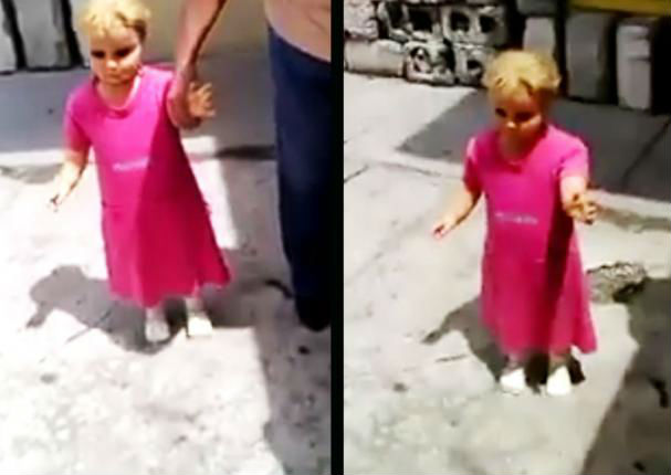 Extraña muñeca que camina sola aterroriza redes sociales (VIDEO)
