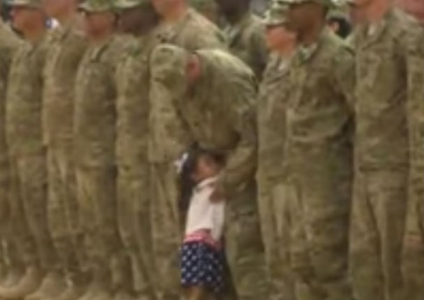 Tierna niña rompe protocolo de ceremonia militar y abraza a su padre (VIDEO)