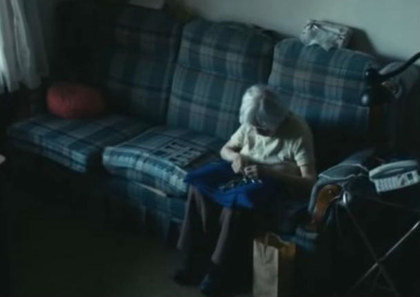 El video de lo que hace está anciana que vive sola te romperá el corazón