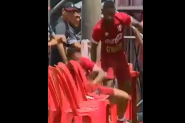 Jefferson Farfán no aguantó broma de Juan Vargas y reaccionó así (VIDEO)