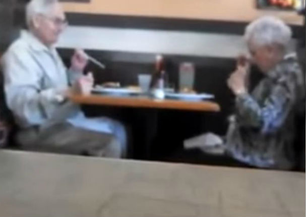 YouTube: Emotiva pareja de ancianos que juega como niños se volvió viral