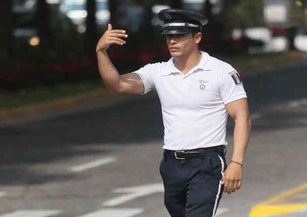 México: Sexy policía causa furor en las redes sociales