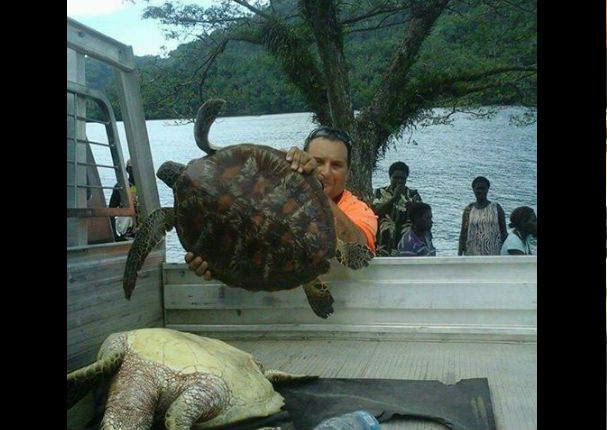 Facebook: Conoce al hombre que compra tortugas y las devuelve al mar (FOTOS)