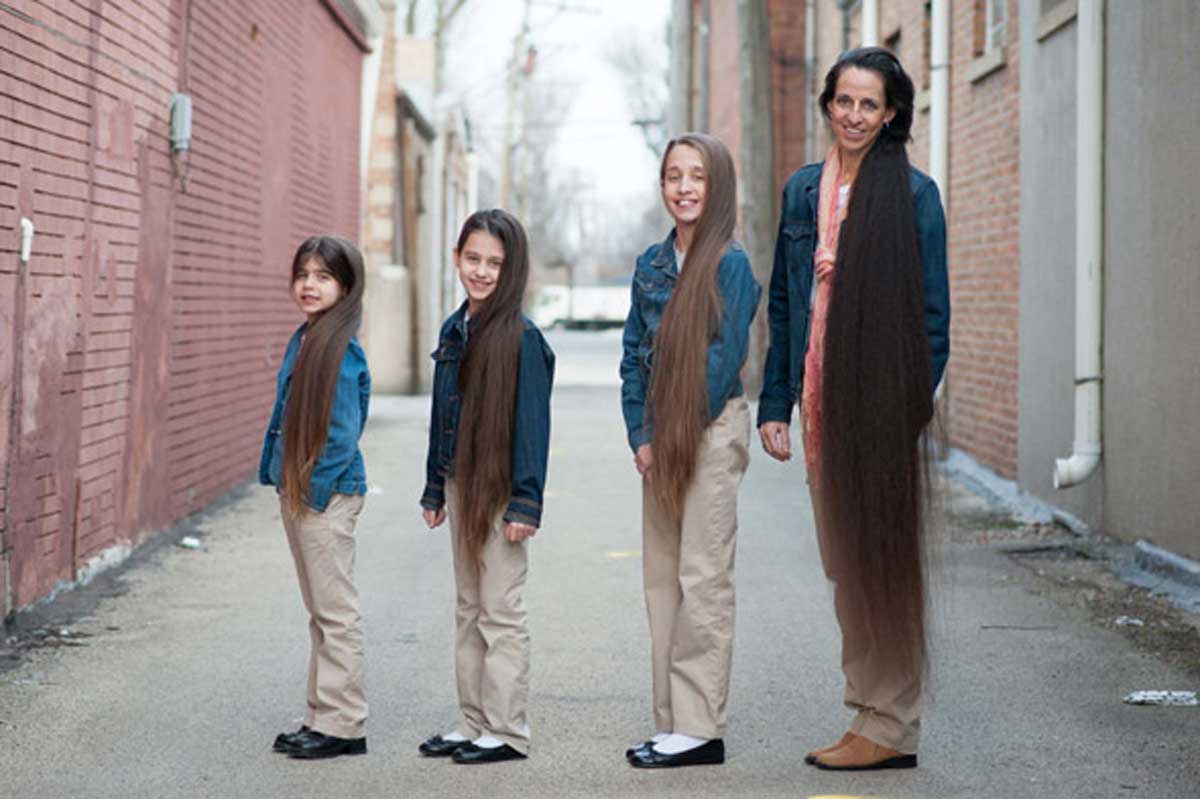 YouTube: Ella y sus hijas decidieron no cortarse el pelo nunca