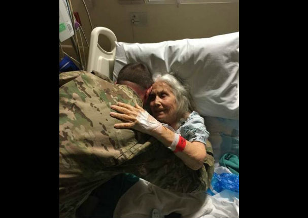 ¡Conmovedor! Abuelita iba siempre a abrazar a soldados pero un día… (FOTOS)