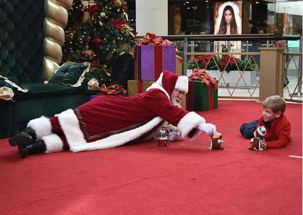 'Papa Noel' no dudó en tirarse al suelo para jugar con niño con autismo (FOTOS)