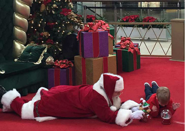'Papa Noel' no dudó en tirarse al suelo para jugar con niño con autismo (FOTOS)