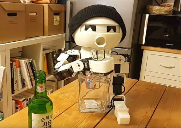 YouTube: Crearon robot ‘compañero de copas’ para los solitarios
