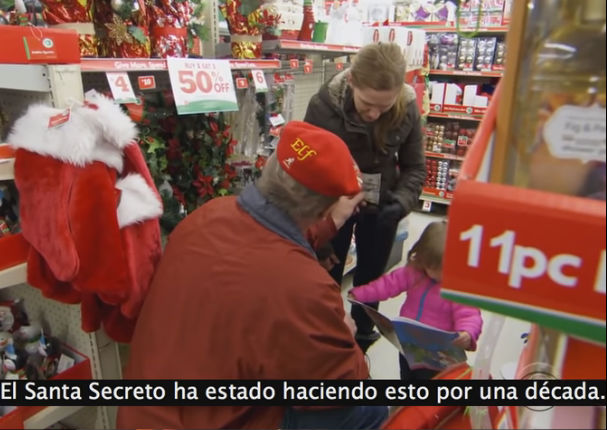 Cada Navidad él va a diferentes ciudades y regala dinero a desconocidos (VIDEO)