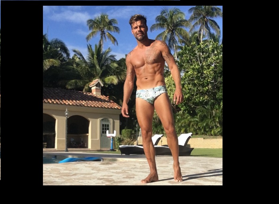 Ricky Martin alborota las redes sociales con minitraje de baño