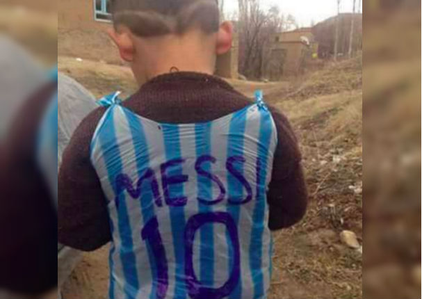 Niño que usaba una bolsa como camiseta de Messi es buscado para...