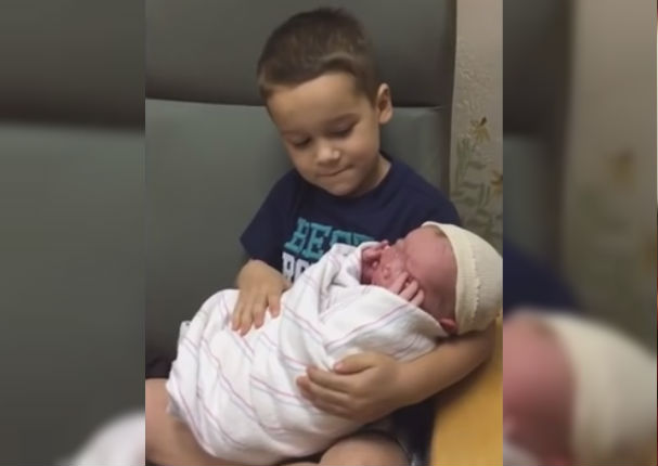 YouTube: Niño tuvo 'extraña' reacción al cargar a su hermanito por primera vez