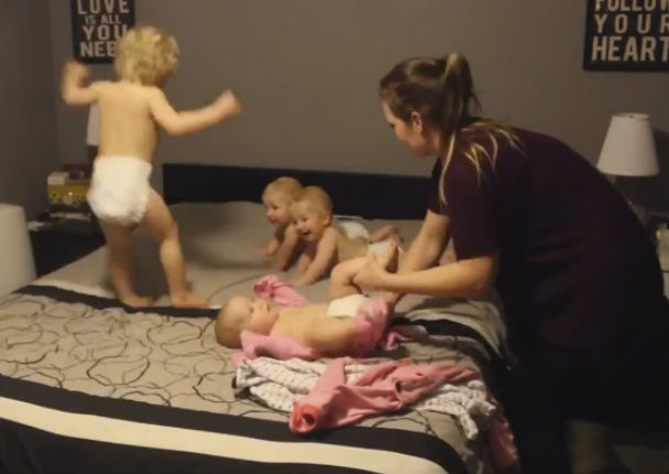 Facebook: ¡Super mamá! Mira cómo una madre logra cambiar a sus cuatro bébes (VIDEO)