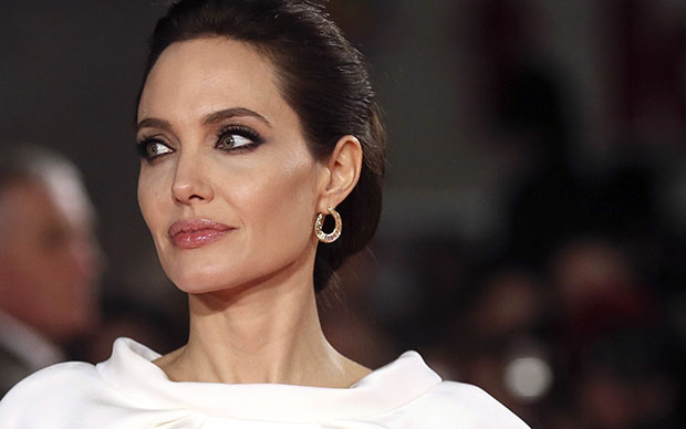 Angelina Jolie sorprende con nuevos tatuajes - FOTOS