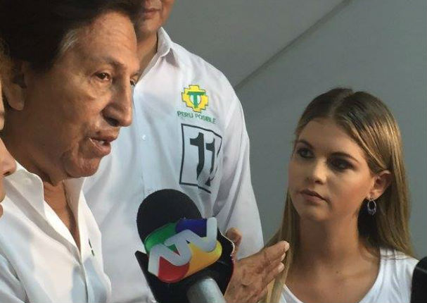 Brunella Horna en coqueteos con candidato a la presidencia - VIDEO