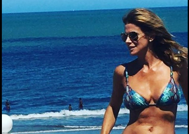 Instagram: Conductora de televisión luce cuerpazo en bikini a sus 49 años (FOTOS)